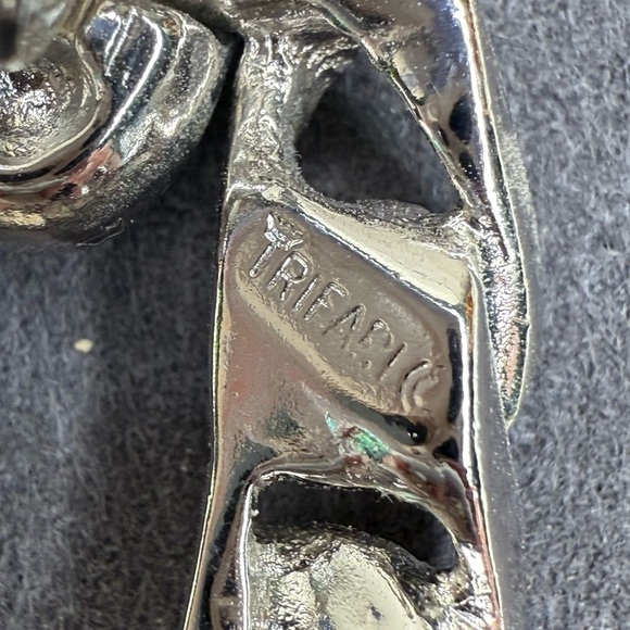 Vintage Crown Trifari Silver-Tone Chain Link Hoop Clip-On Earrings Style 3048 - Picture 7 of 9